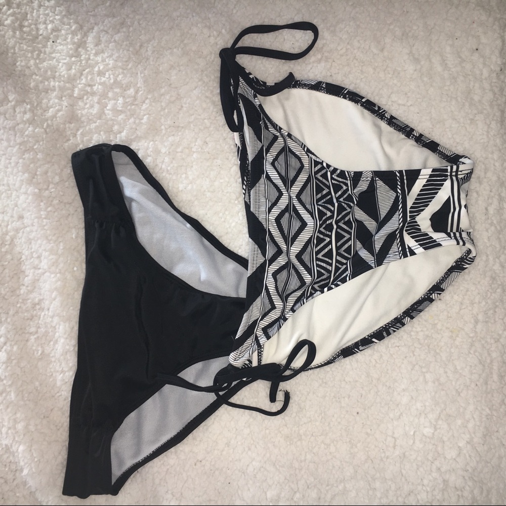 2 pairs of bathing bottoms